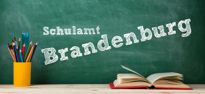 Eine Schultafel mit dem Schriftzug: Schulamt Brandenburg